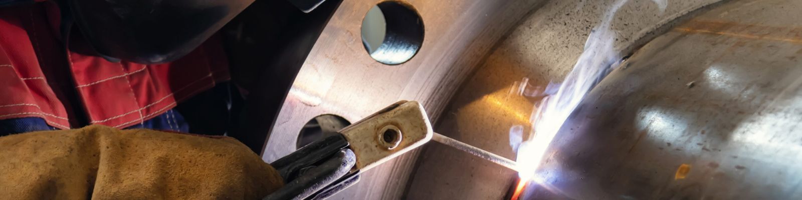 foto detalle de soldador trabajando