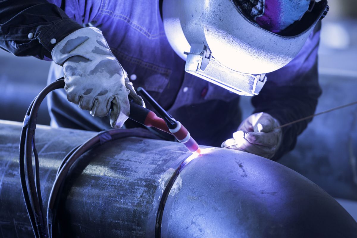 foto de soldador trabajando